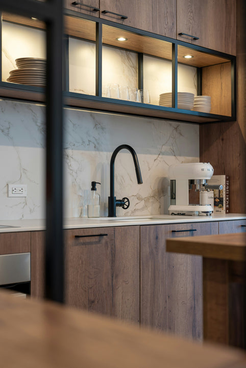 Guide complet : Poser un revêtement mural PVC sur du carrelage sans tout casser