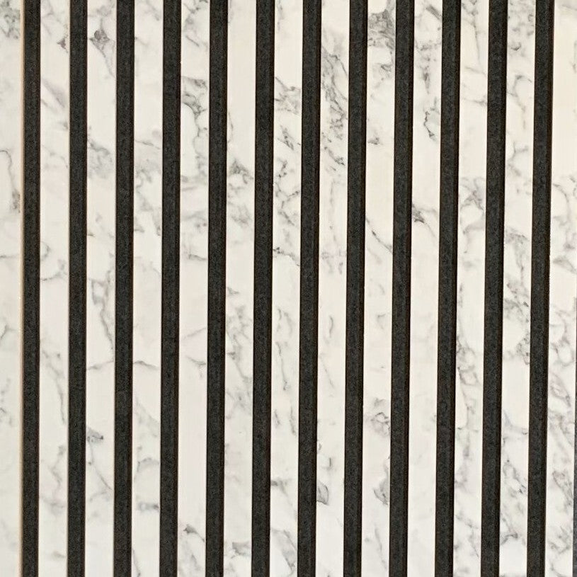Panneau acoustique décoratif – Lames effet marbre blanc veiné sur fond noir | 60x240 cm