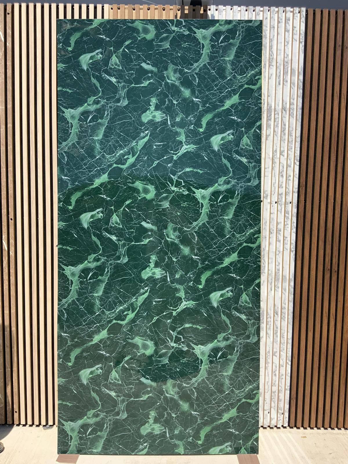 Panneau PVC effet marbre vert profond – brillant