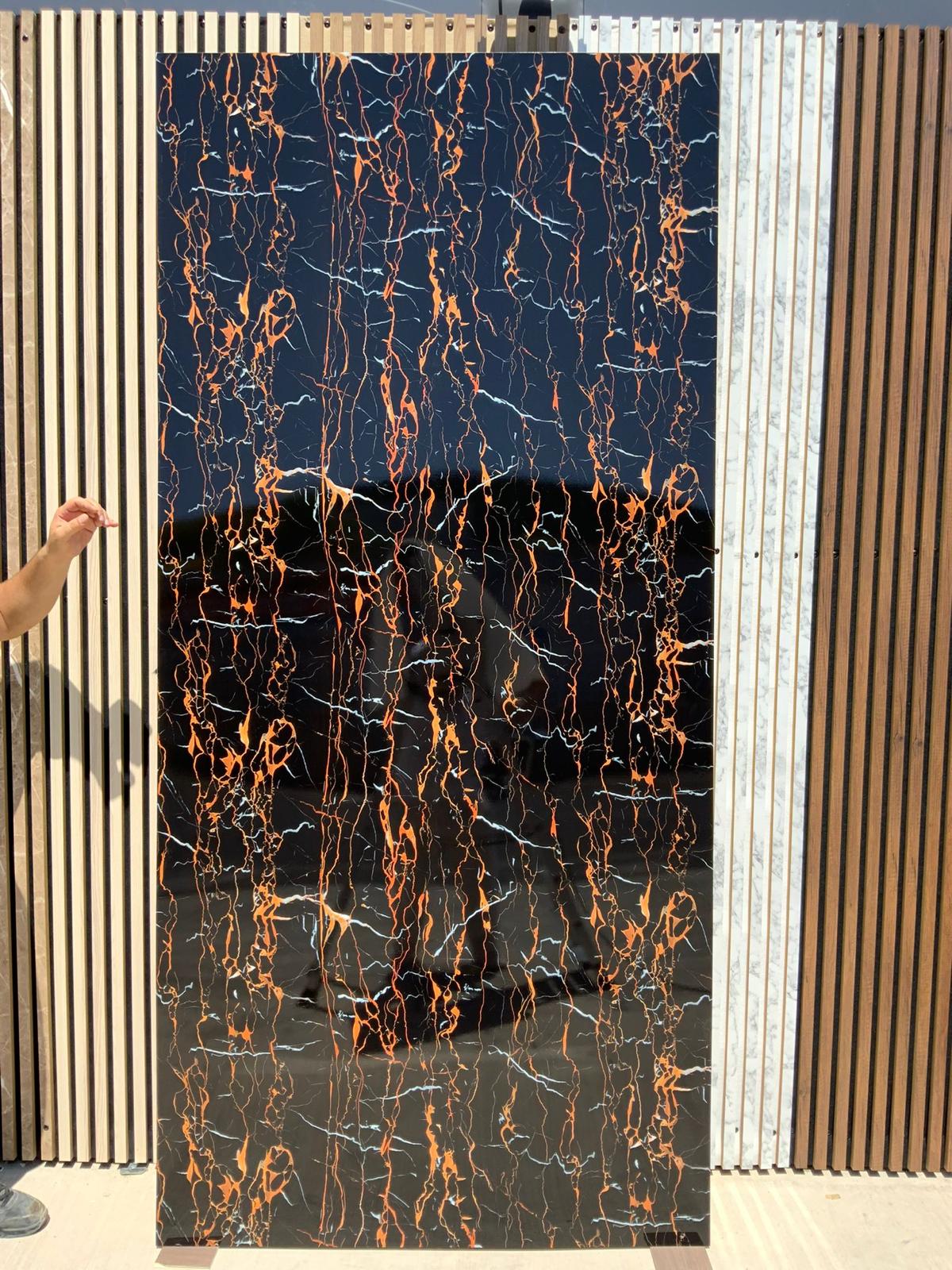 Panneau PVC effet marbre noir veines cuivrées – brillant