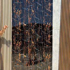 Panneau PVC effet marbre noir veines cuivrées – brillant