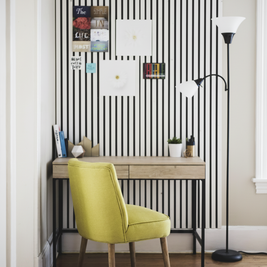 Des panneaux acoustique décoratif en bois blanc dans un bureau pour décorer l'interrieur