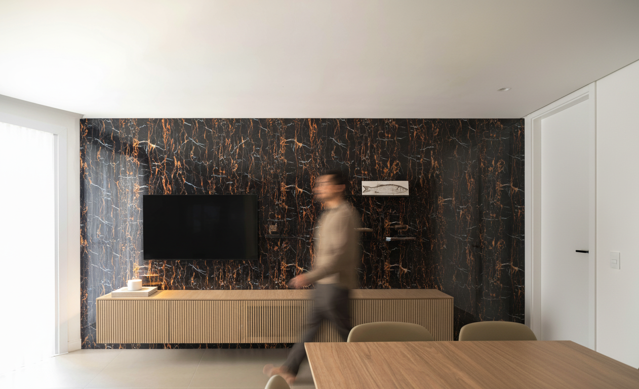 Panneaux en PVC effet Marbre - Noir veine cuivré sur le mur d'un Salon