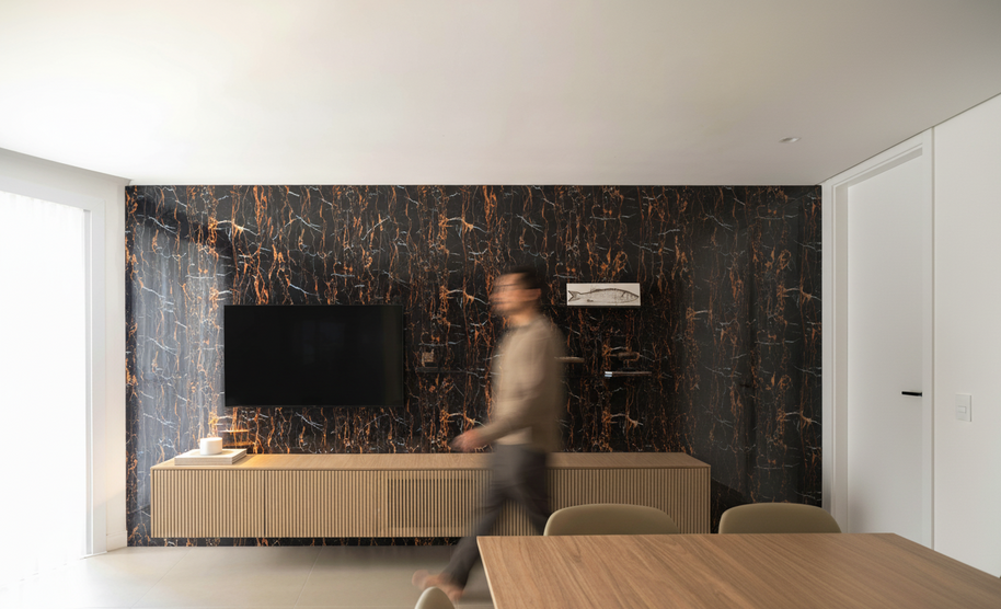 Panneaux en PVC effet Marbre - Noir veine cuivré sur le mur d'un Salon