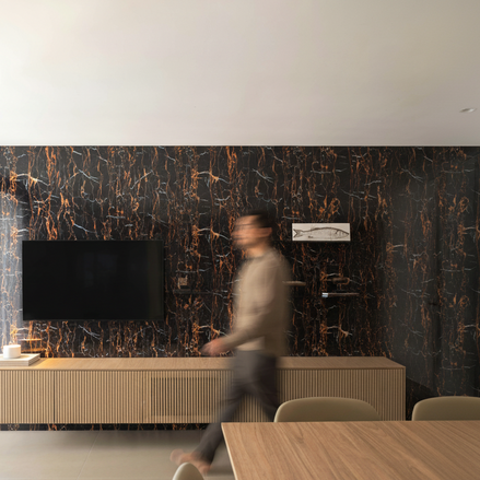 Panneaux en PVC effet Marbre - Noir veine cuivré sur le mur d'un Salon