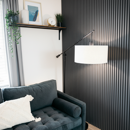 Panneau acoustique en tasseaux de bois noir