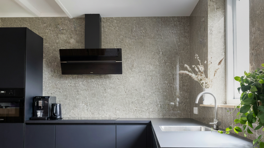 Panneau en pevc effet marbre gris sur une crédence en PVC dans une cuisine