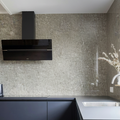 Panneau en pevc effet marbre gris sur une crédence en PVC dans une cuisine