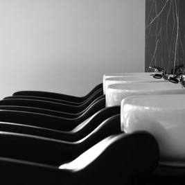 Un panneau en PVC effet marbre noir veiné blanc et or dans un salon de coiffure et de bien être