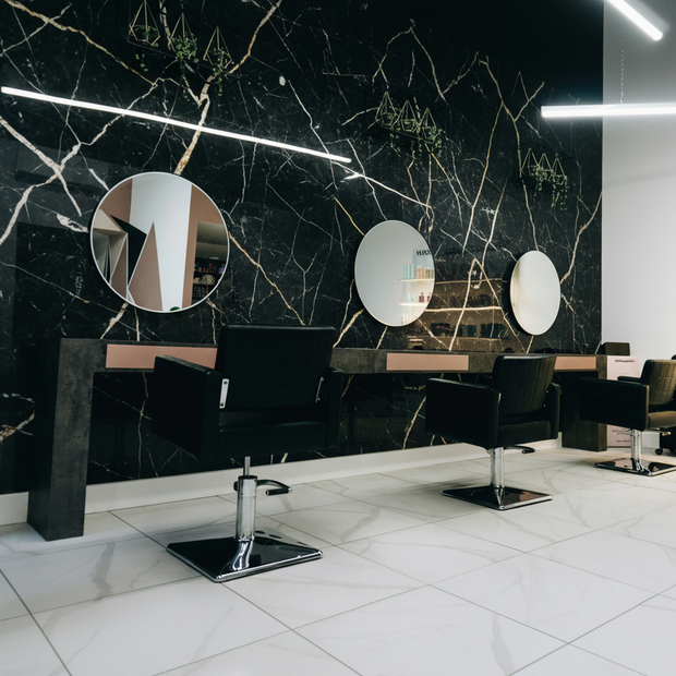 Panneaux_pvc_effet_marbre_coiffure_noir_veine_fine_or_et_blanche